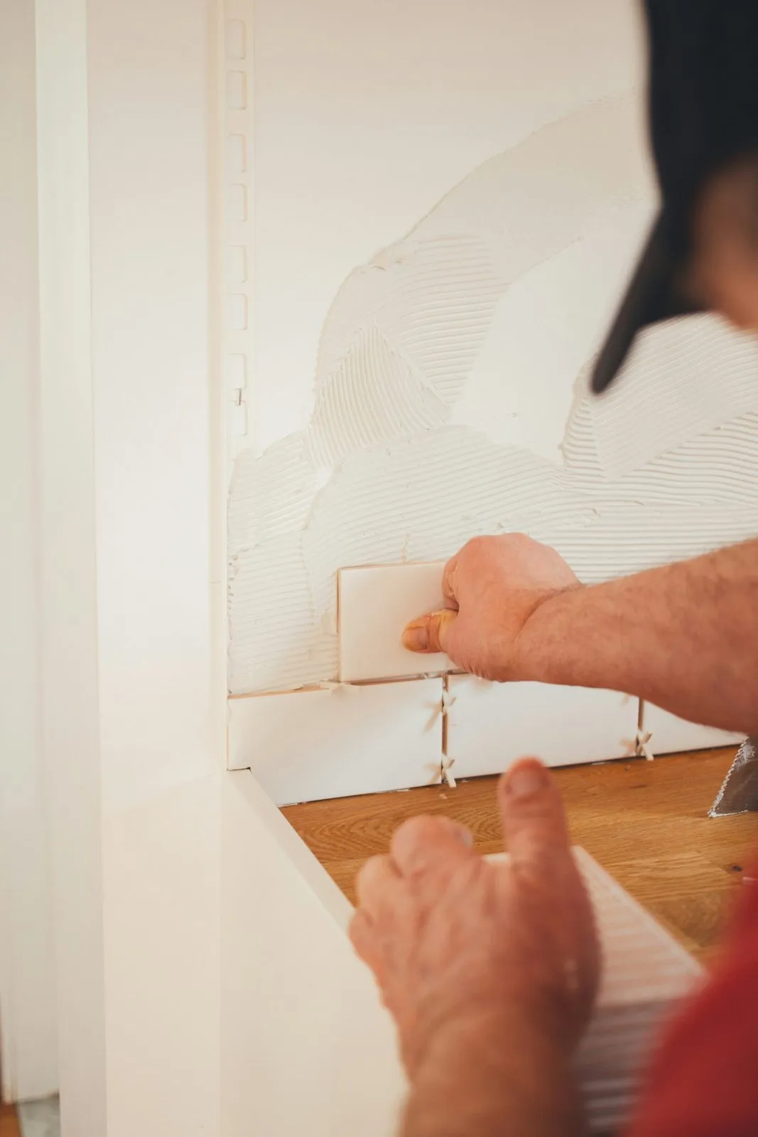 Setting the backsplash tile