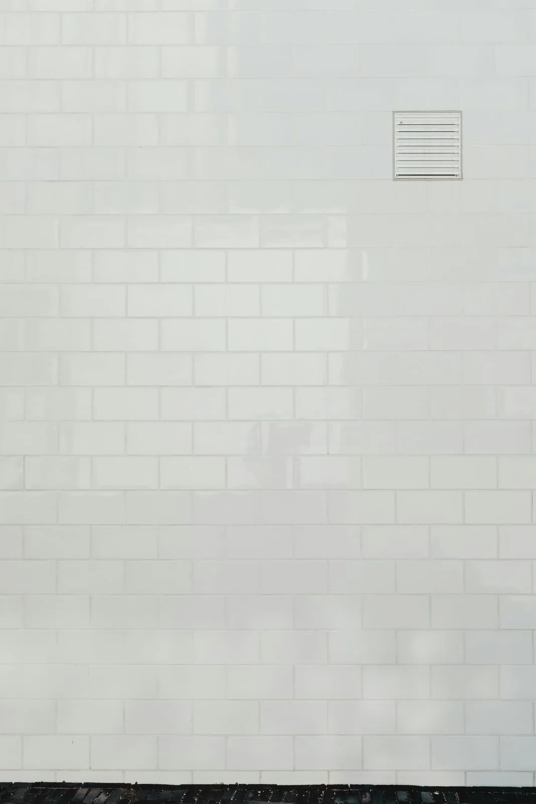 Close-up of tile grout lines, with the gap flagged by AI